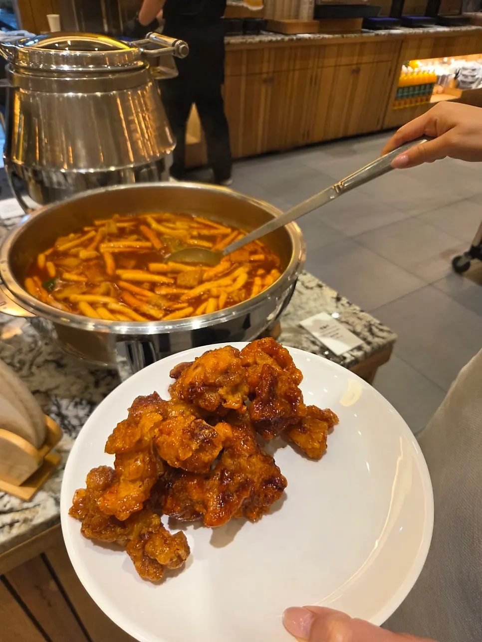 채소와 면 종류가 준비된 셀프바