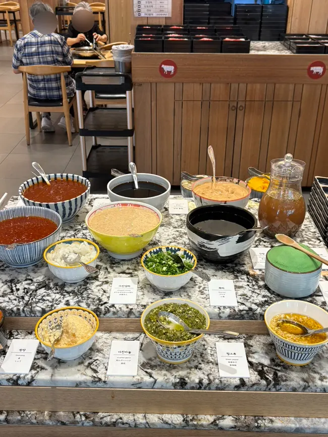 Salad and dotori-muk food corner