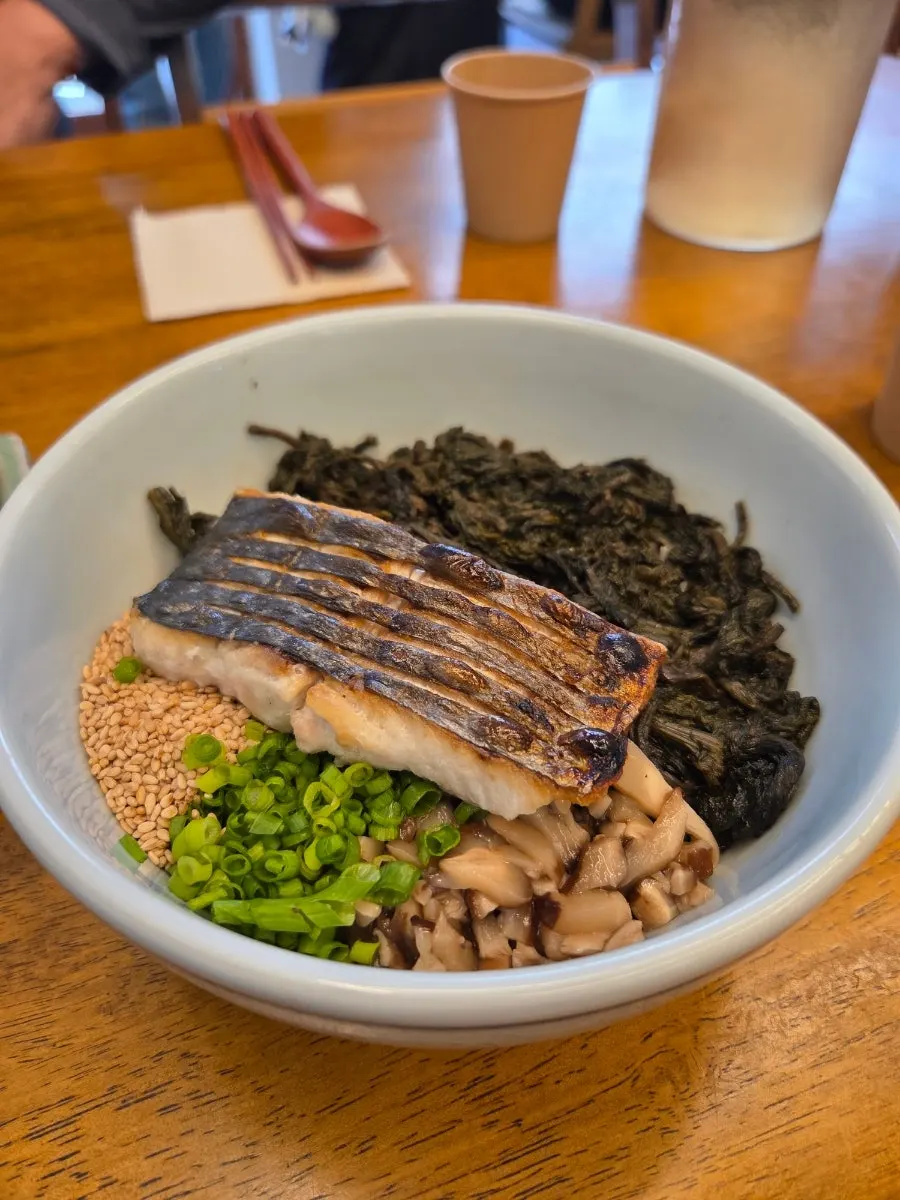 A full set of gondre rice topped with Spanish mackerel