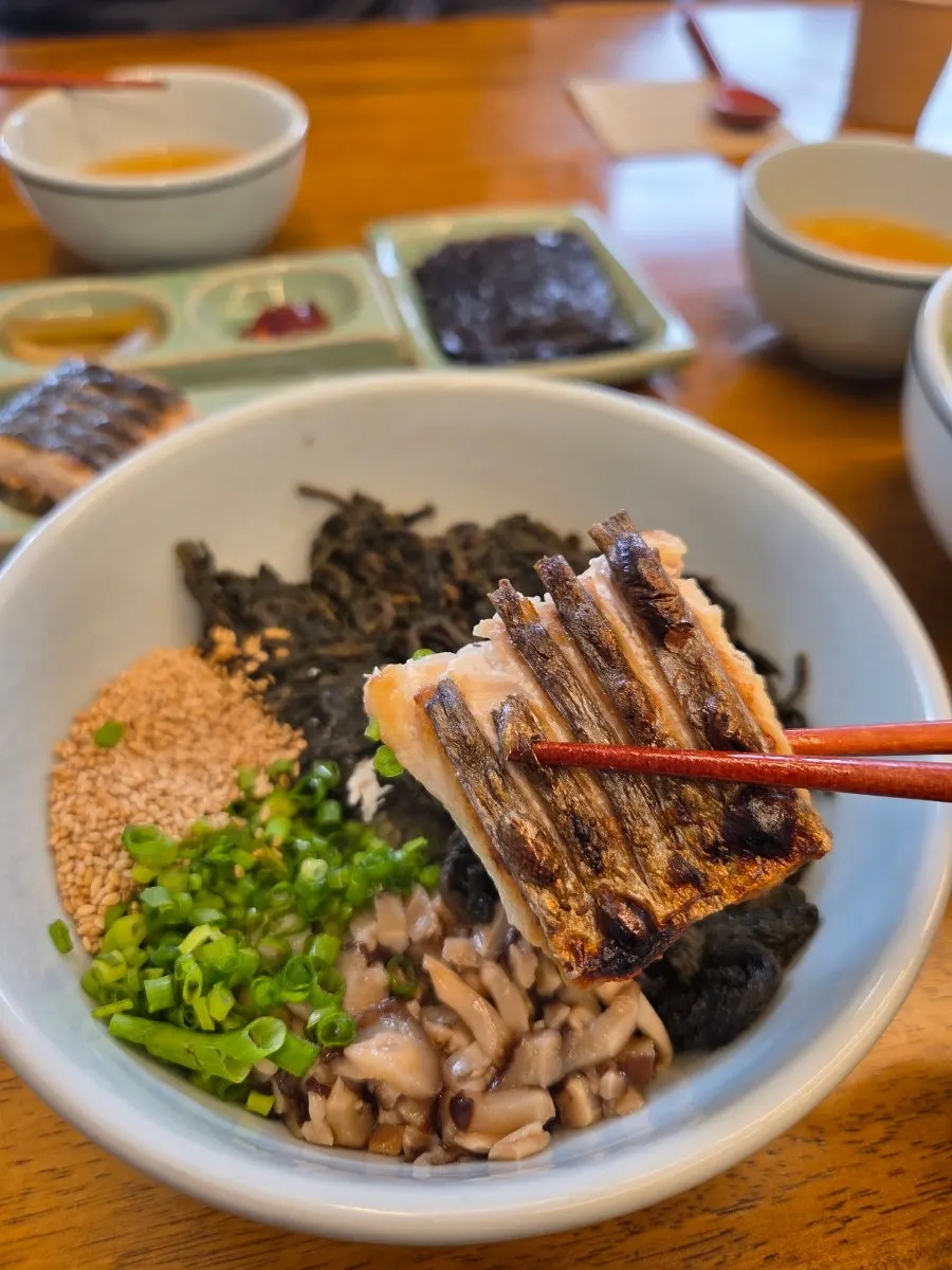 Gondre rice served with Spanish mackerel