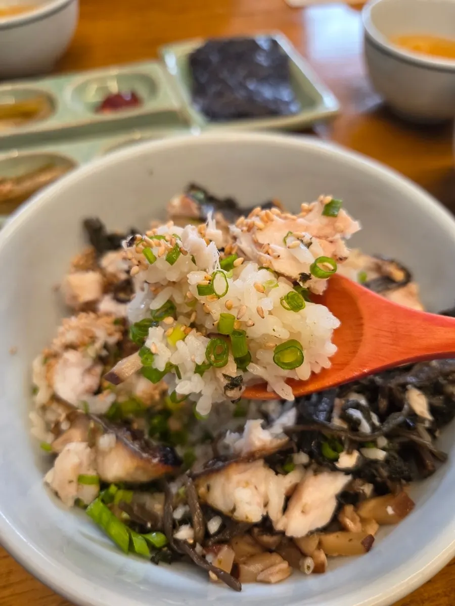 Mixing Spanish mackerel gondre rice