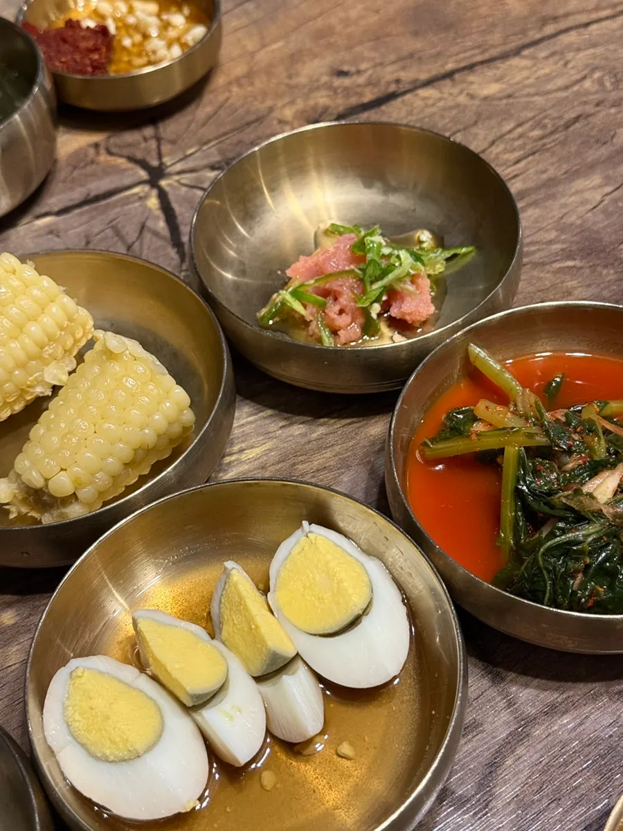 Acompañamientos de la mesa de carne cruda