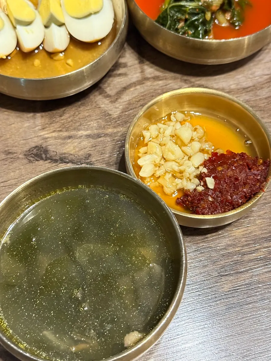 Salsa y sopa de algas de la mesa