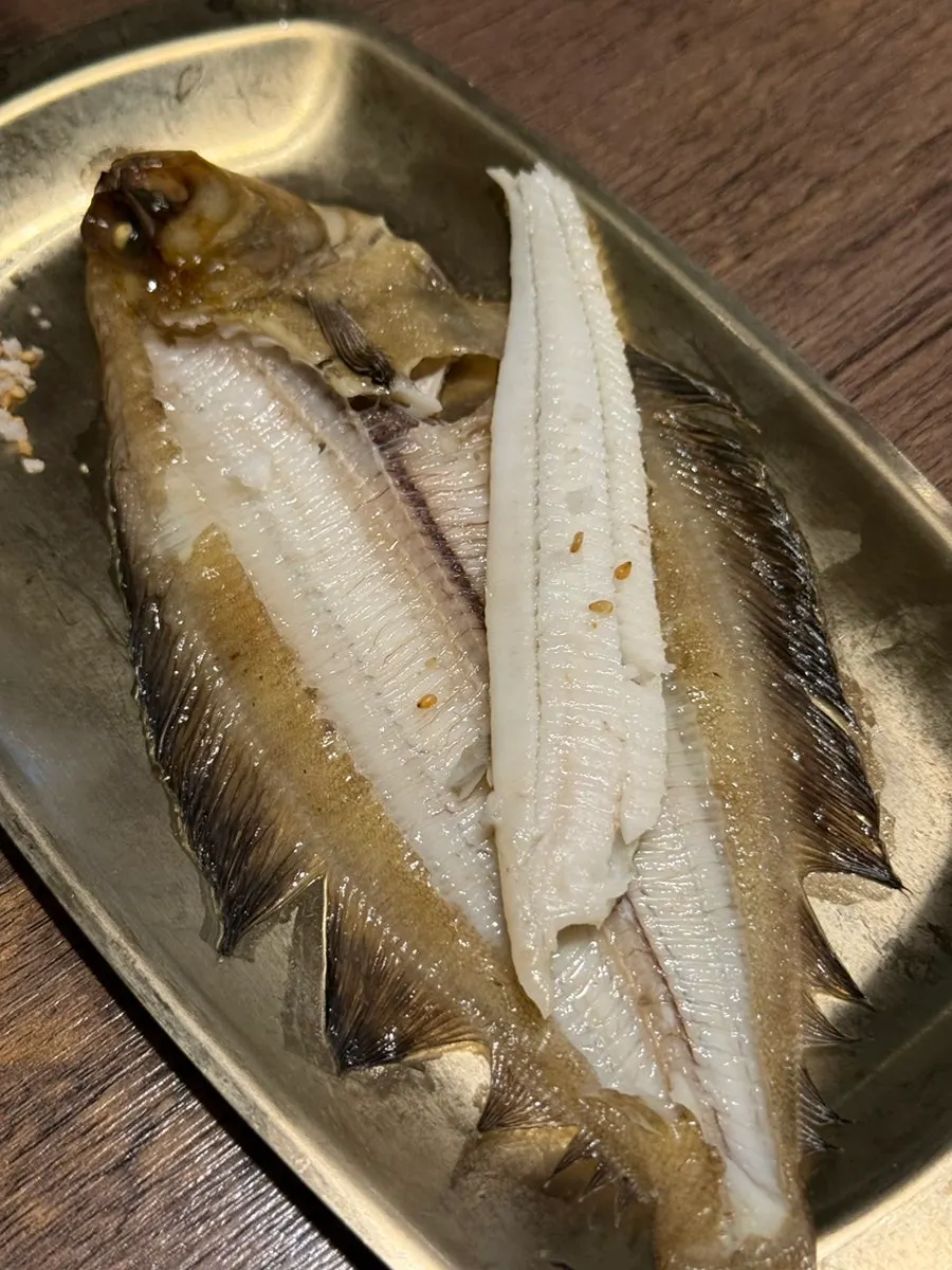 Ara japonesa pequeña a la parrilla para comer con sal