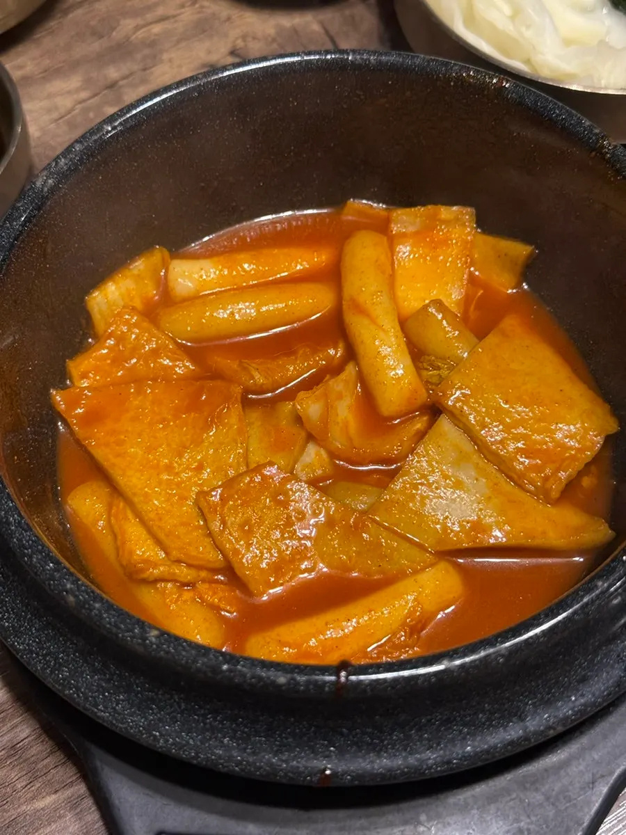 Tteokbokki incluido como acompañamiento
