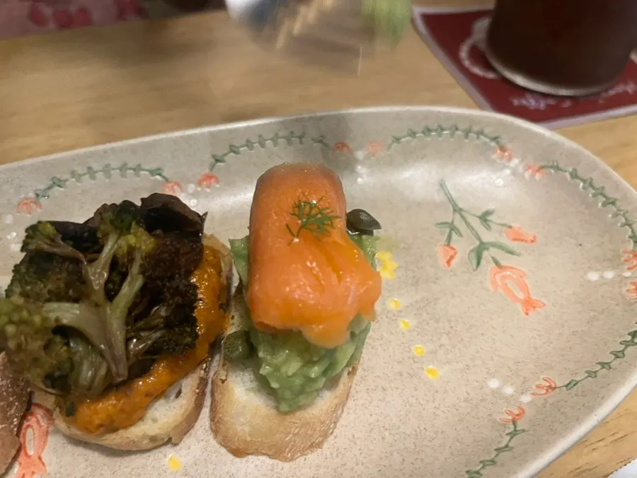 토핑을 올린 오픈 샌드위치