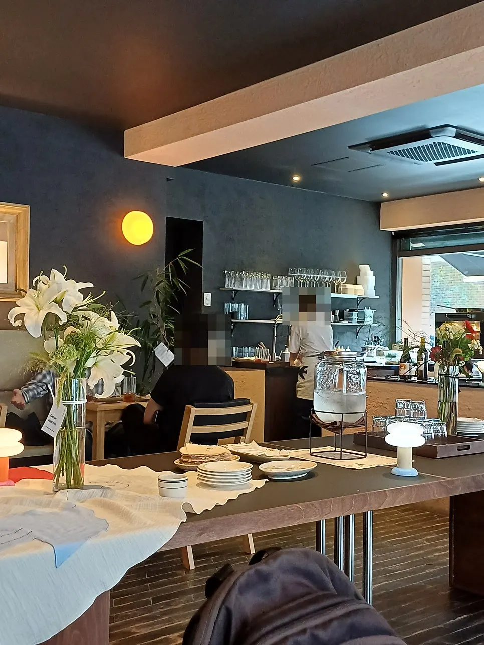 Round table seating inside Dento