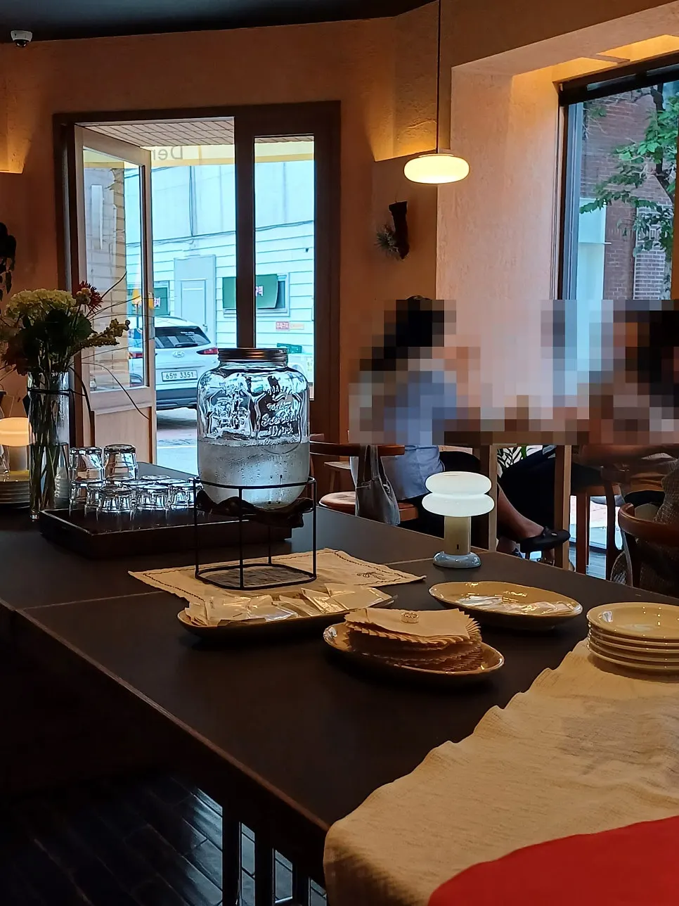 Overview of Dento's 3-4 person table seating