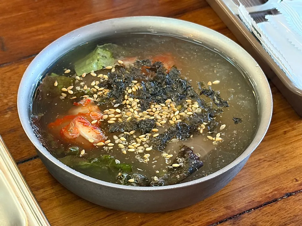 미니 묵사발과 소고기 국 등 기본찬 상차림