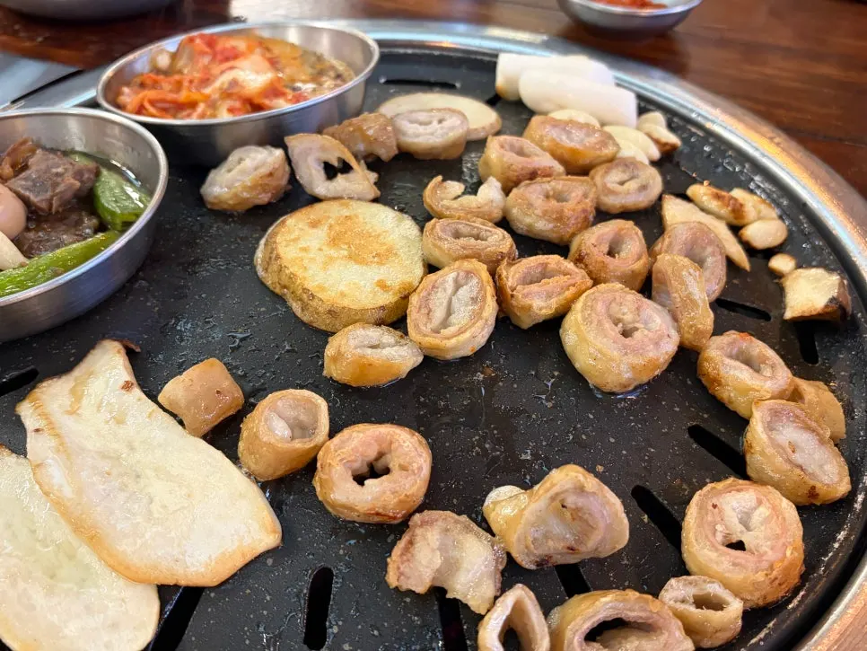 불판에서 잘라 구운 초벌 이베리코 막창