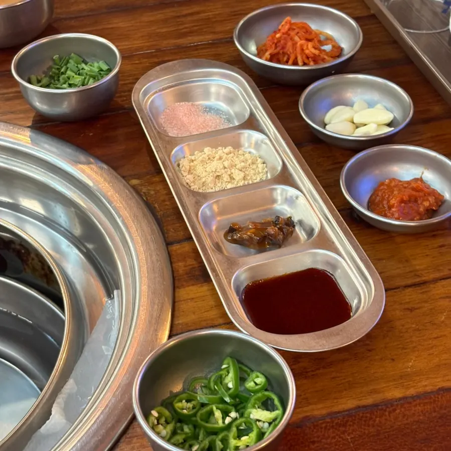 테이블에 놓인 델몬트 물병과 컵