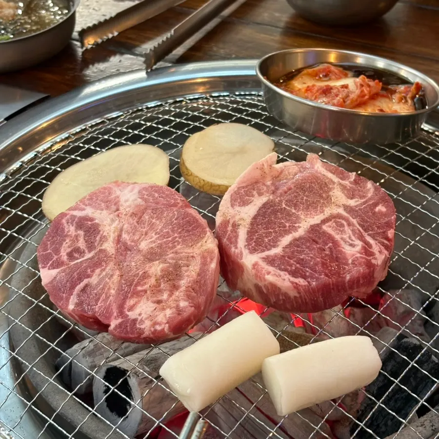 이베리코 목살 2인분과 갈매기살 생고기 상차림