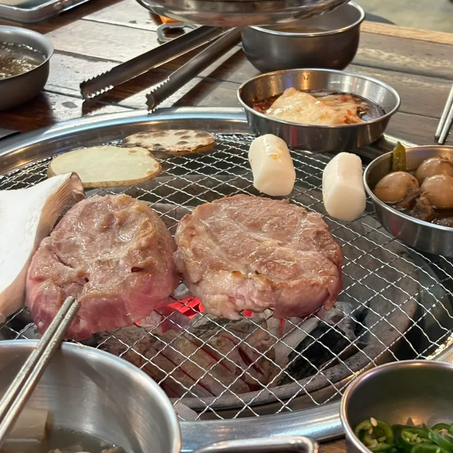 떡·버섯·감자가 곁들여진 생고기 접시