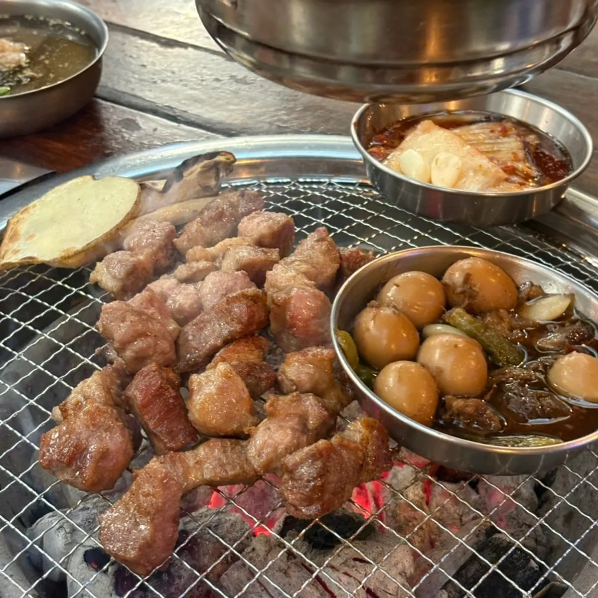 숯불에 구워진 이베리코 목살