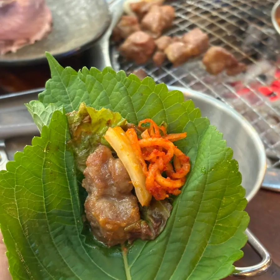 구운 목살과 다양한 반찬으로 쌈 싸기