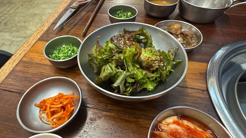 Several kinds of sauces served with the makchang