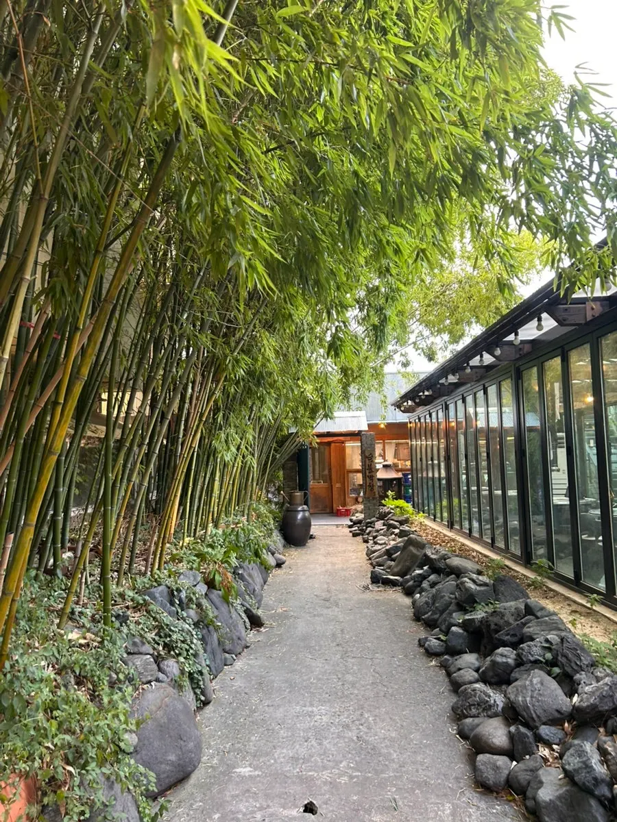 Bamboo forest entrance path to Supbul Makchang