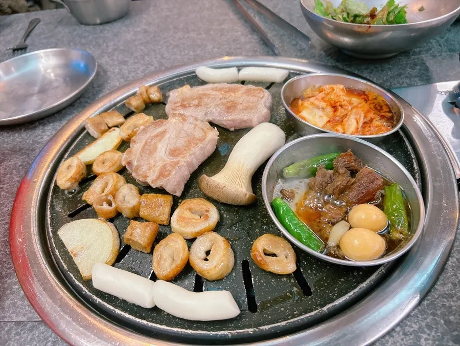 Braised eggs and kimchi grilling alongside the makchang