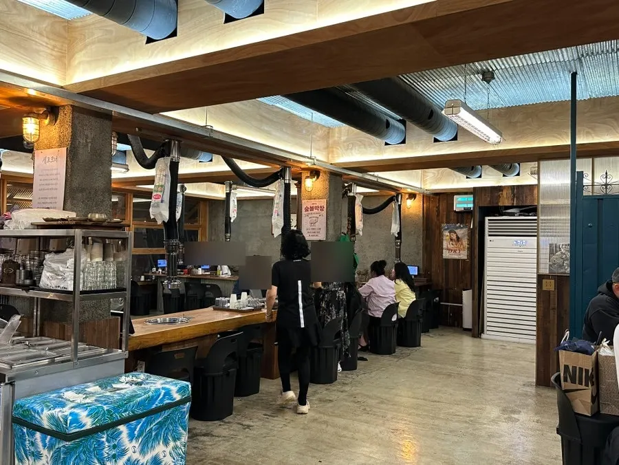 Wide tables inside Supbul Makchang