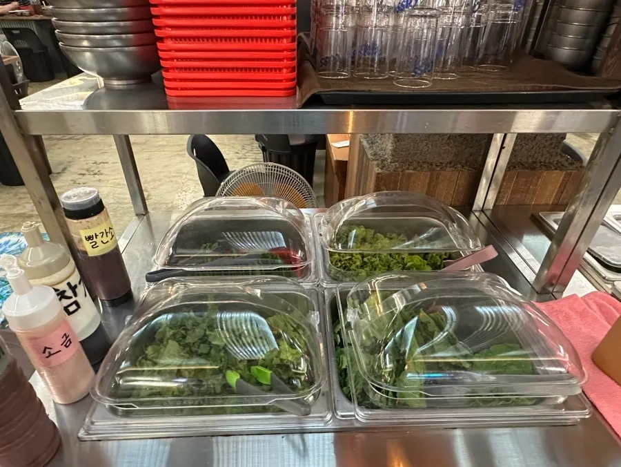 Refillable wrap vegetables and sauce bar