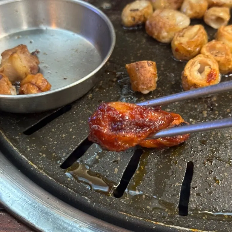 Spicy makchang grilled until the sauce caramelizes