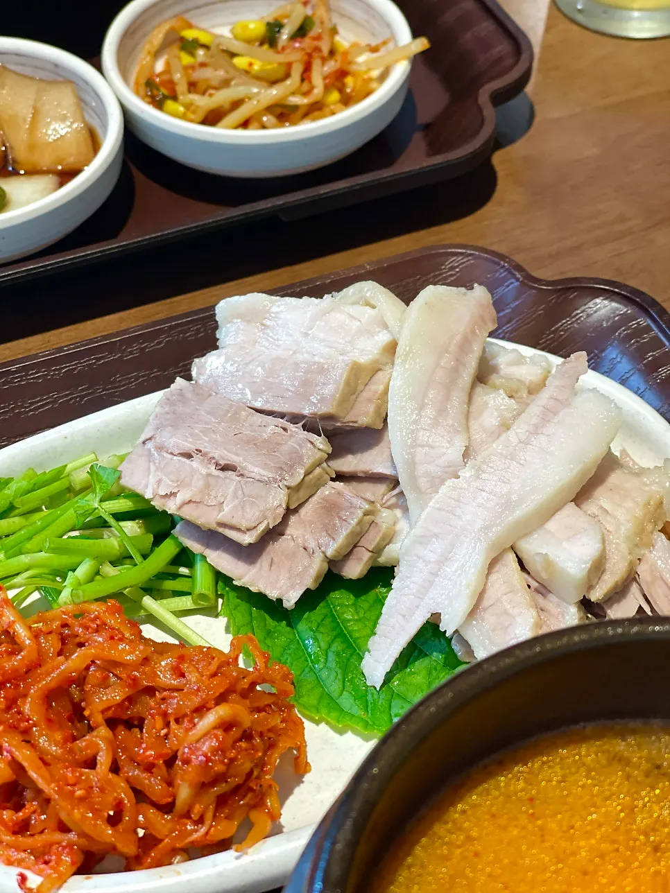 보쌈과 미나리 무생채 한 쌈