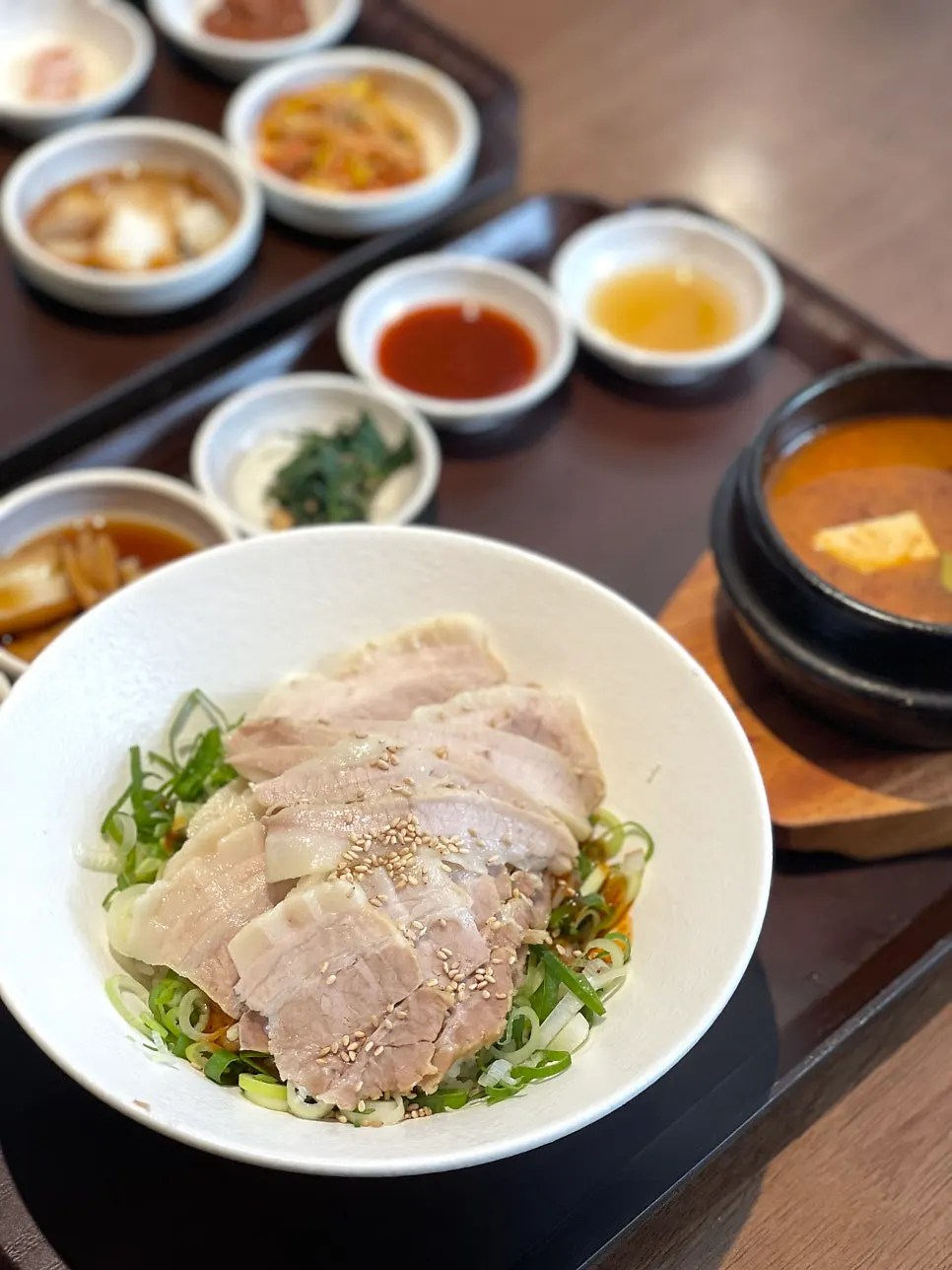 참기름 곁들인 보쌈 덮밥