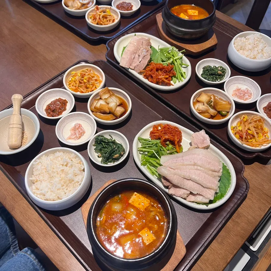 Restaurant photo following the table-order and reservation information