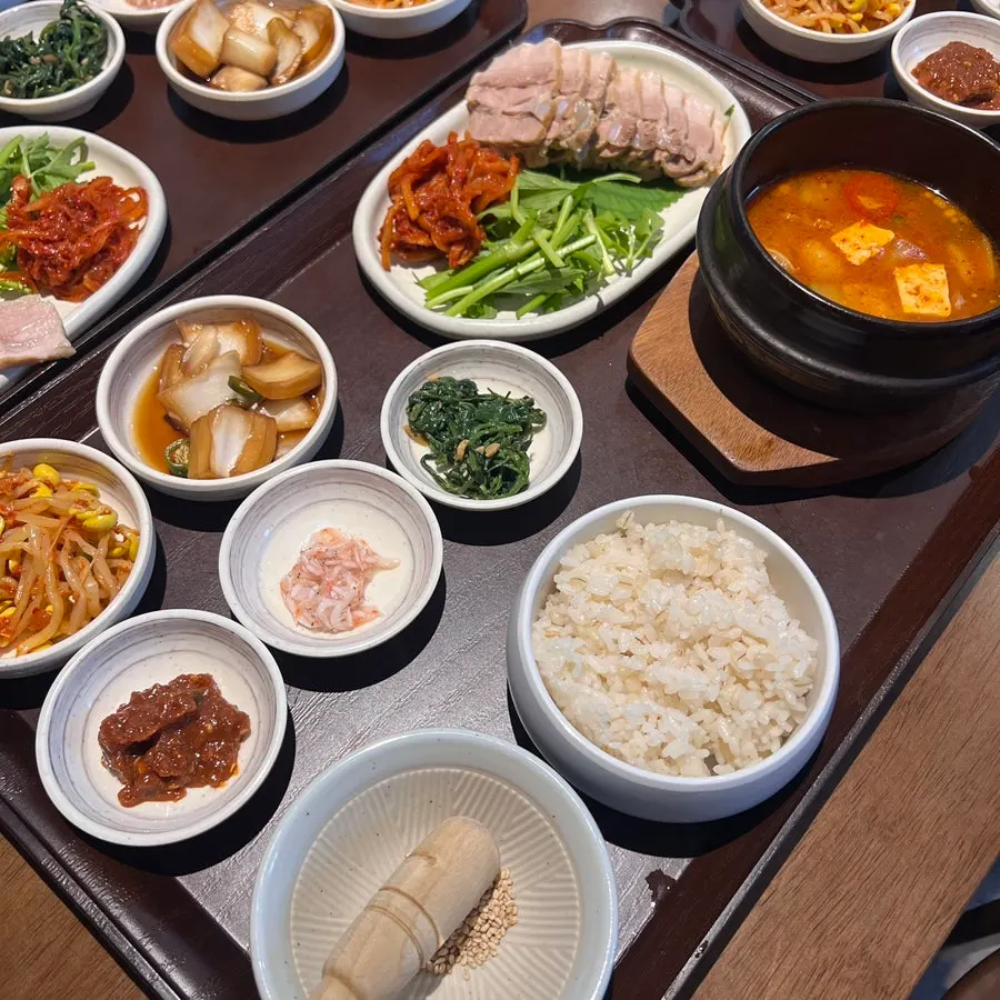 Restaurant photo following the table-order and reservation information