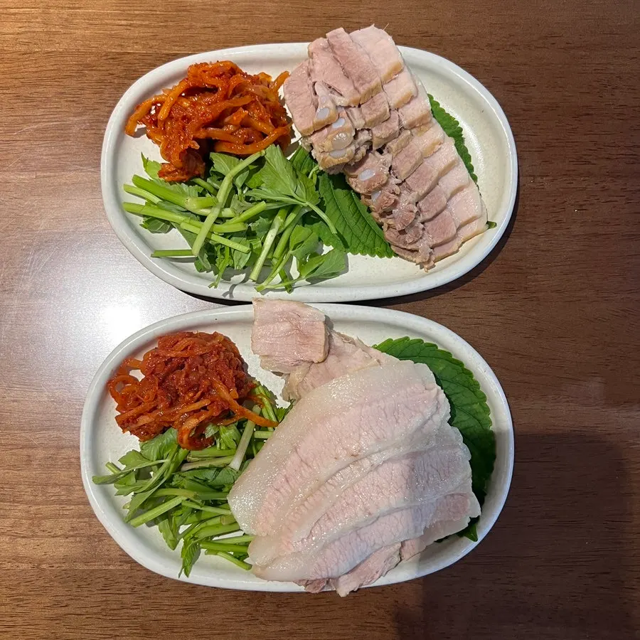 Restaurant photo following the table-order and reservation information