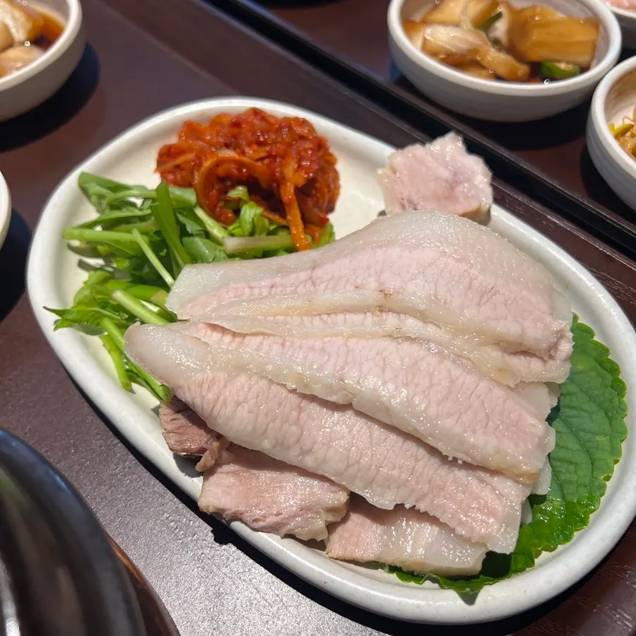 Restaurant photo following the table-order and reservation information