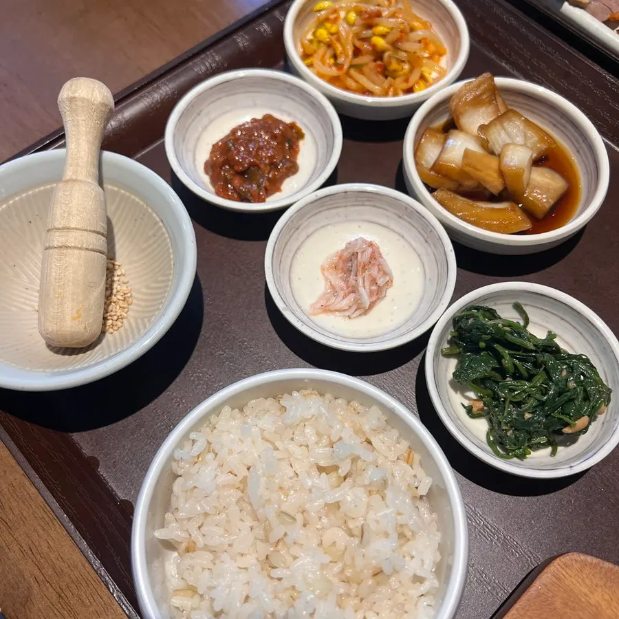 Restaurant photo following the table-order and reservation information