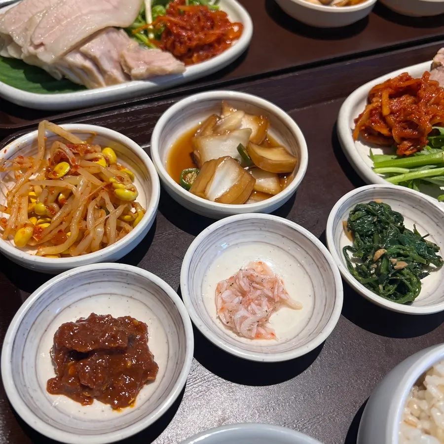 Restaurant photo following the table-order and reservation information