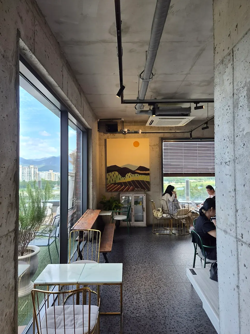 Fourth-floor table area