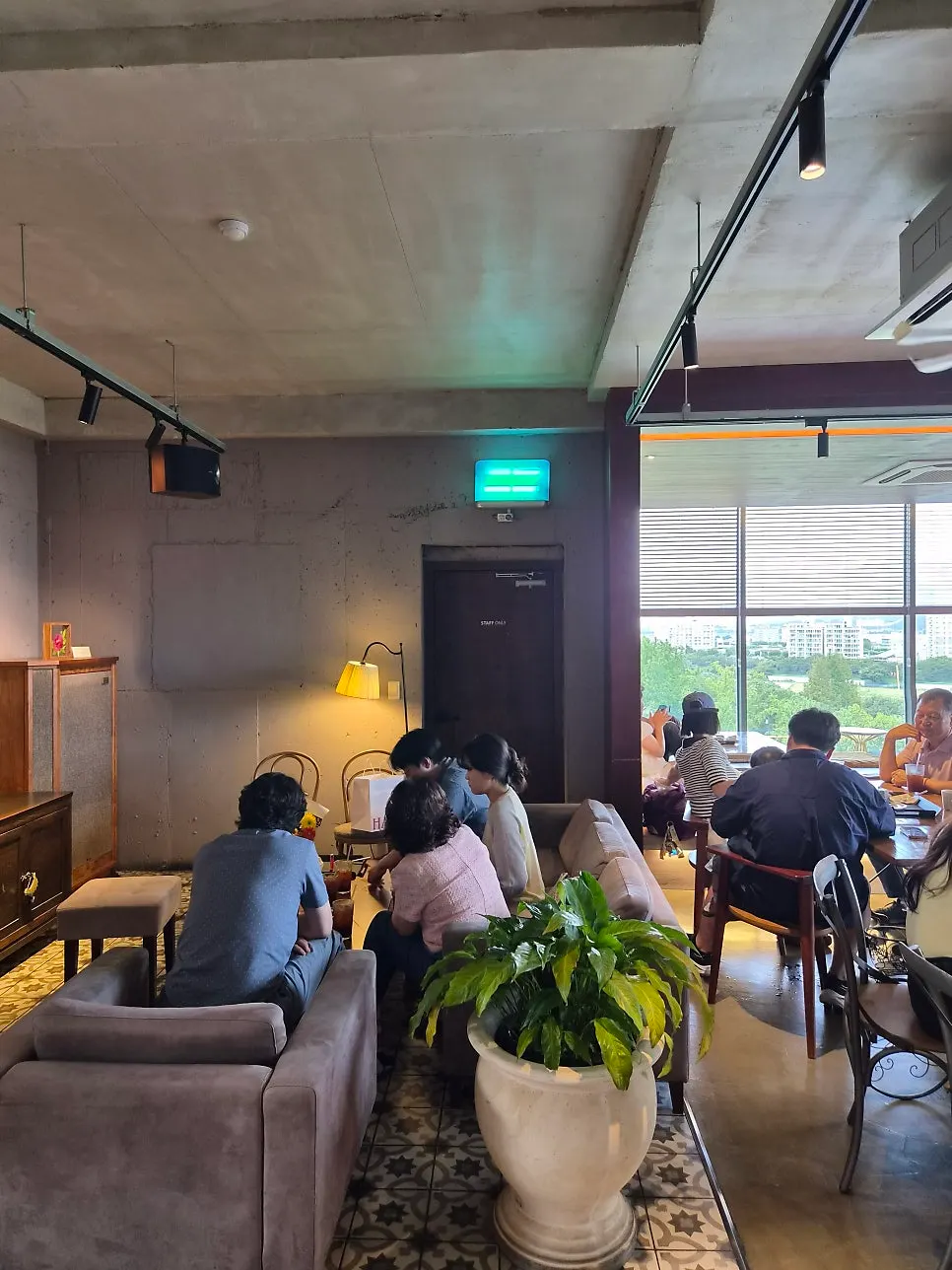 Fourth-floor floor-seating area