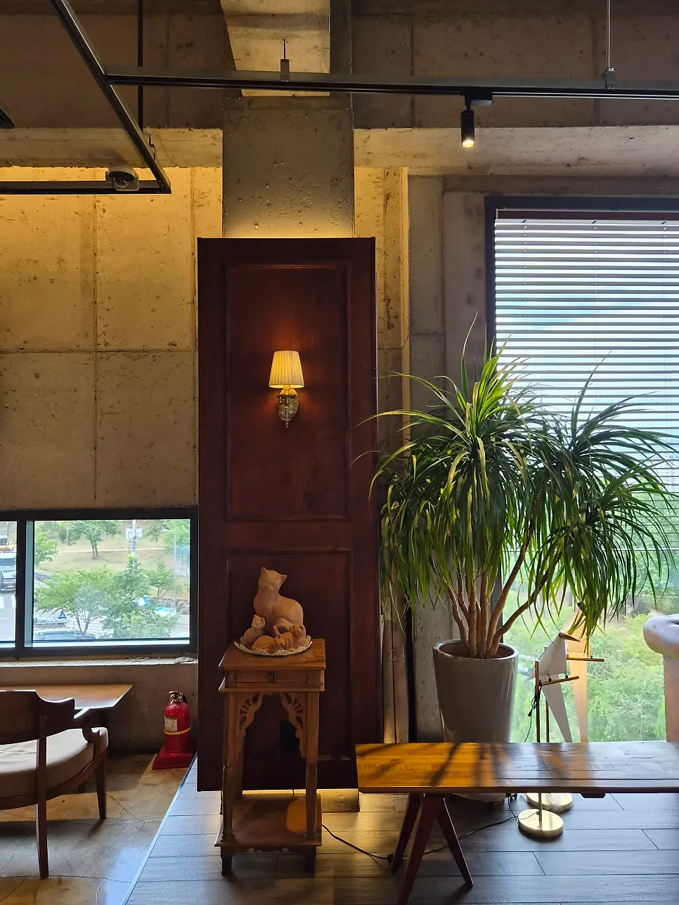 Third-floor laptop table