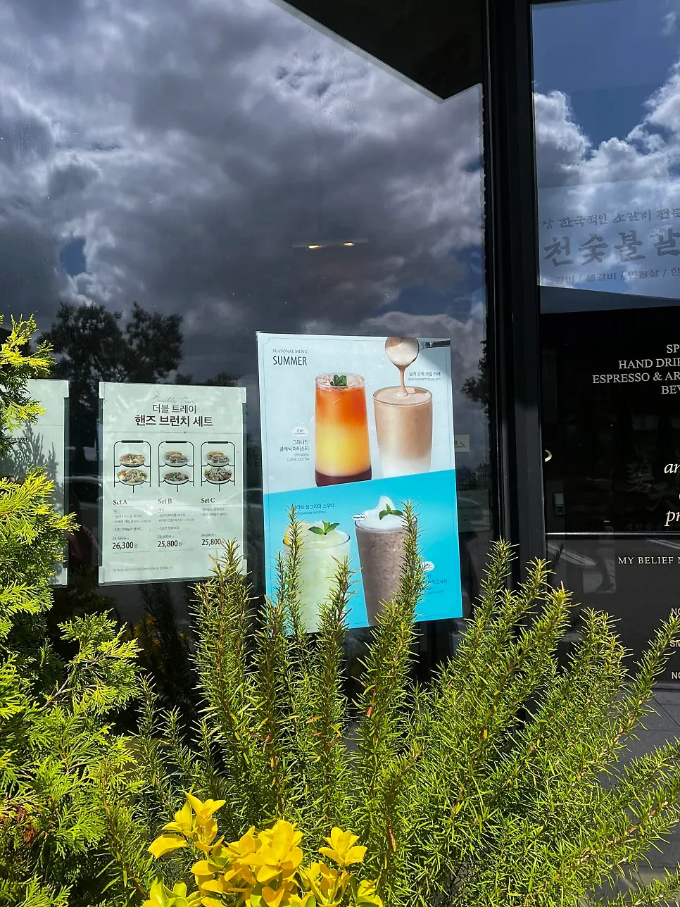Dedicated parking lot in front of the café