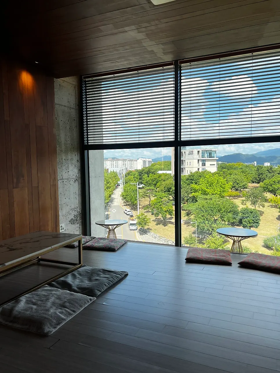 Fourth-floor floor-seating table area