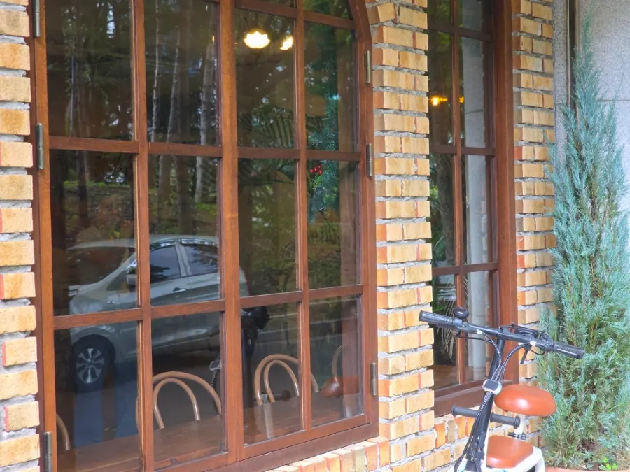 Café space where brunch and bakery items can be enjoyed together