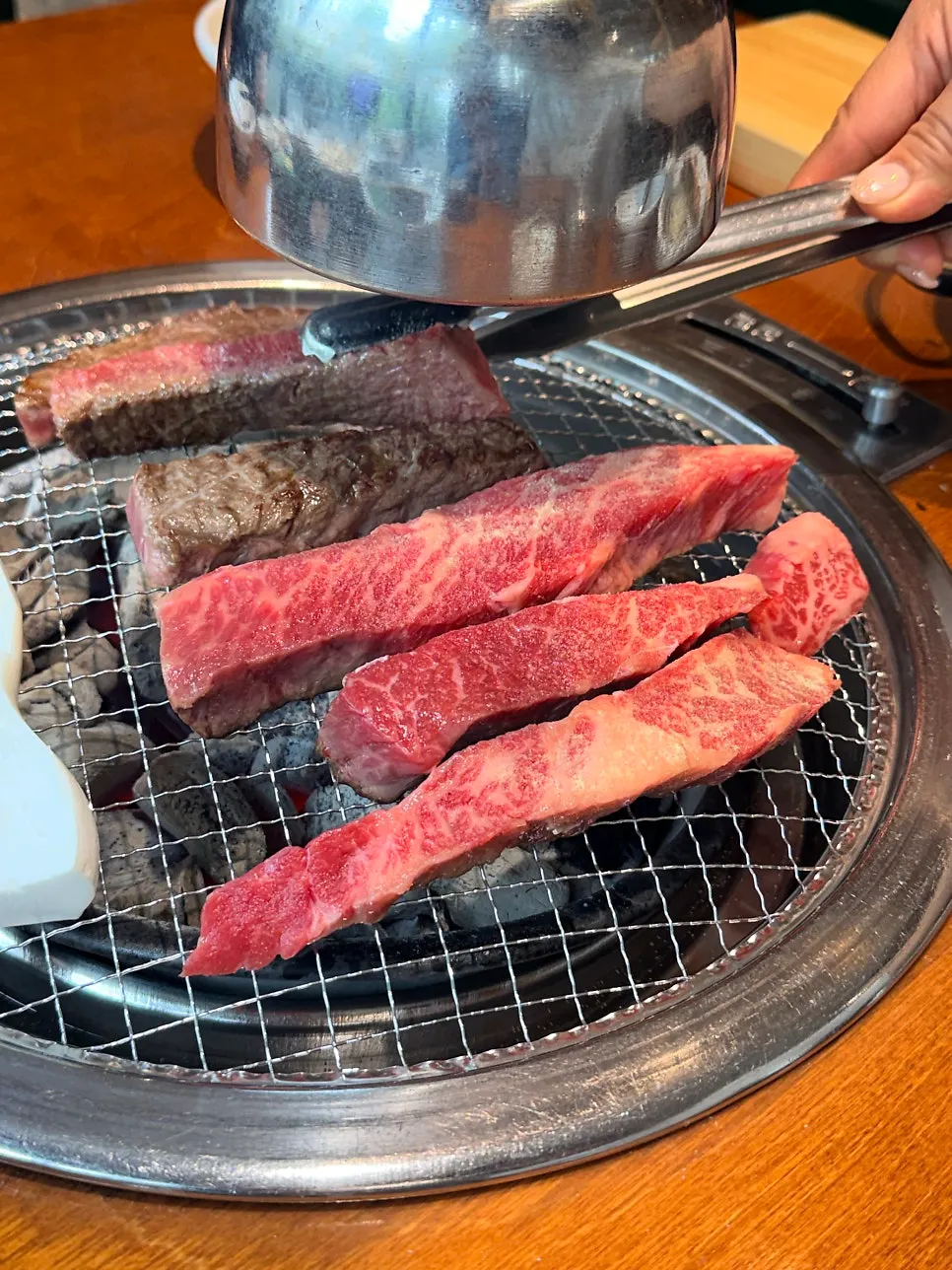 나무판에 담긴 꽃갈비살 한판