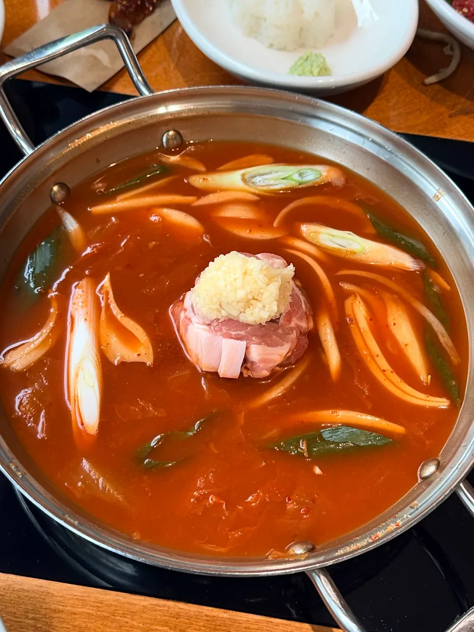 육회와 김치찌개가 포함된 9단세트