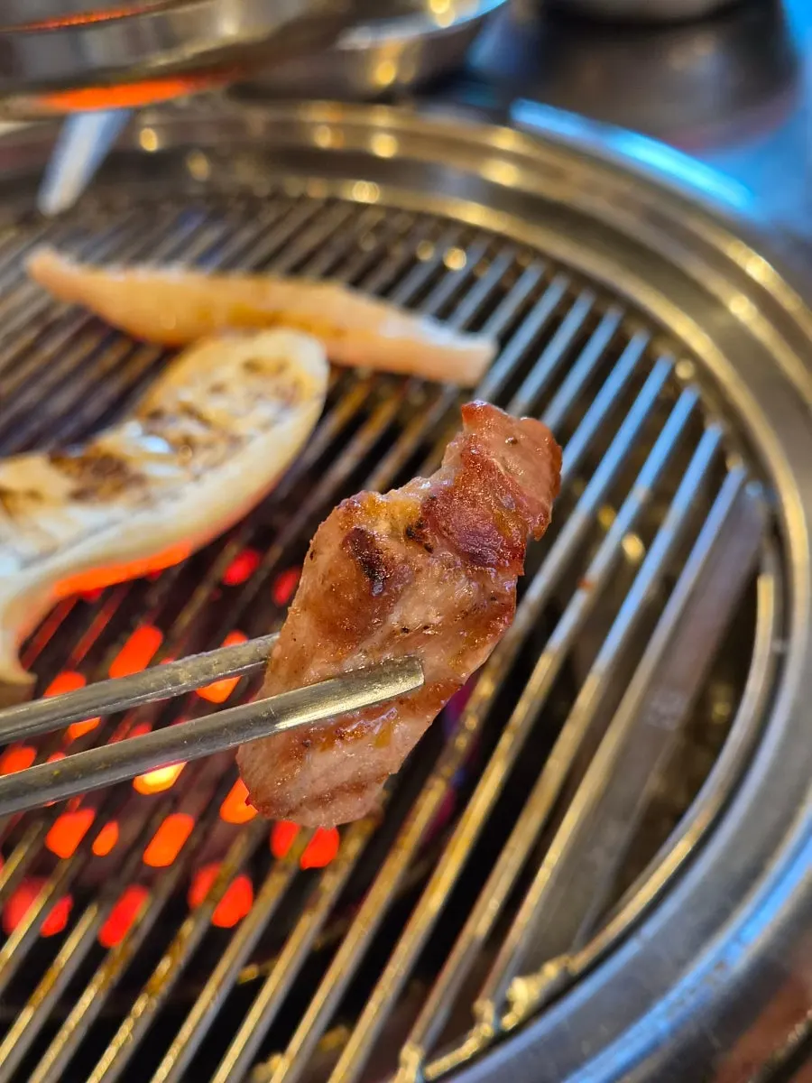 A piece of samgyeopsal with mu-saengchae