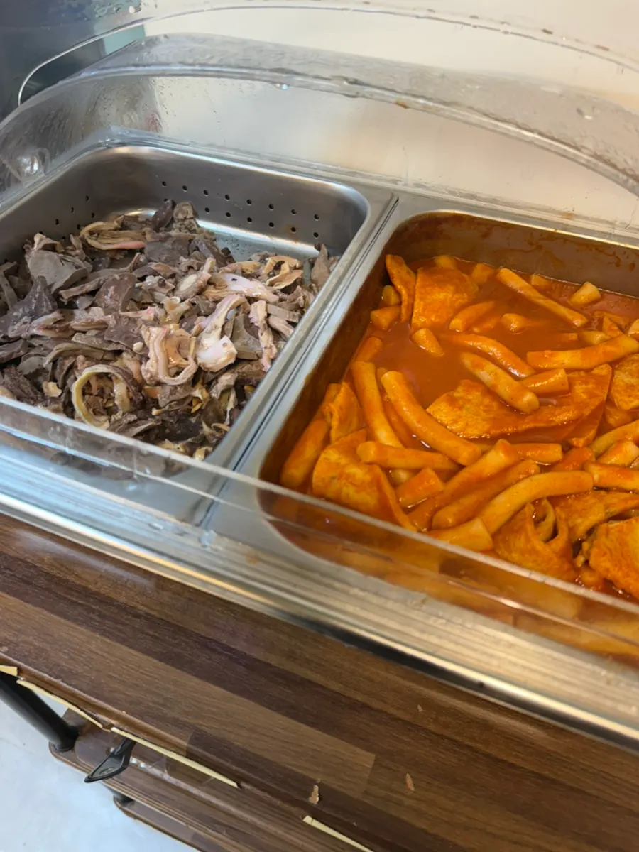 순대 내장과 떡볶이 곁들임