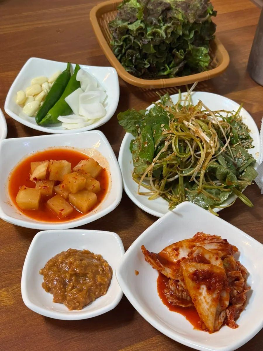 돈국밥 반찬 구성