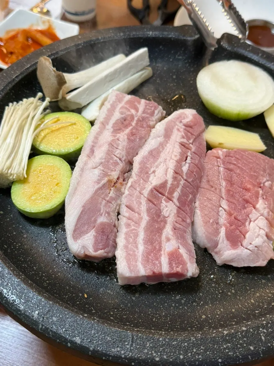 주문한 생삼겹살 접시