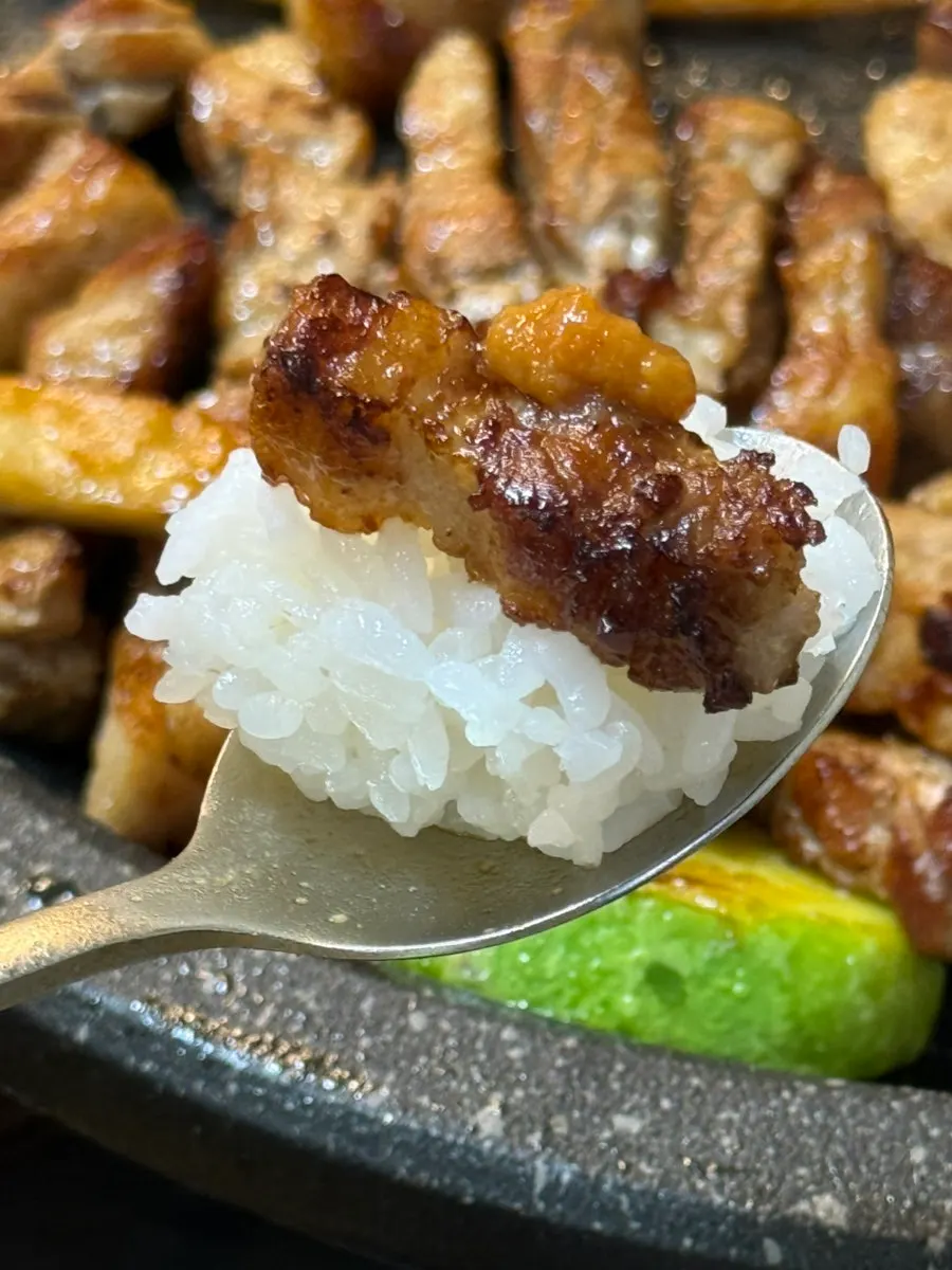 쌈장과 마늘을 곁들인 삼겹살
