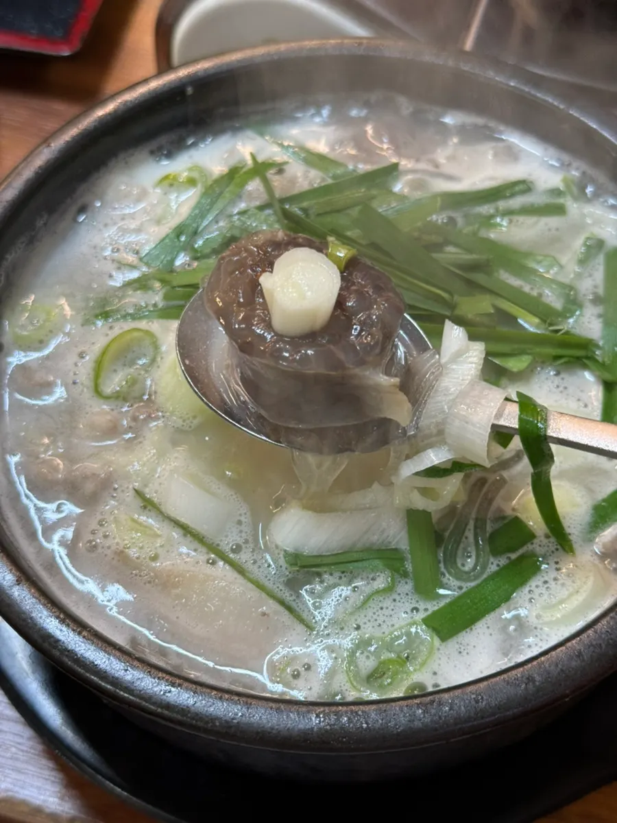 삼겹살과 반찬이 놓인 식사 상