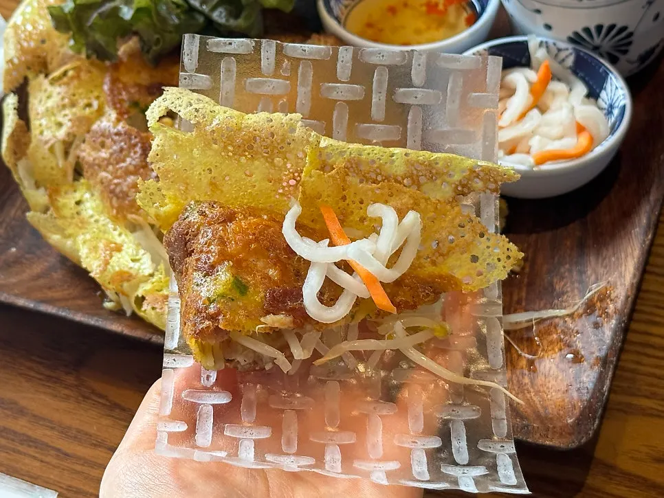 Bánh xèo suited to Korean tastes