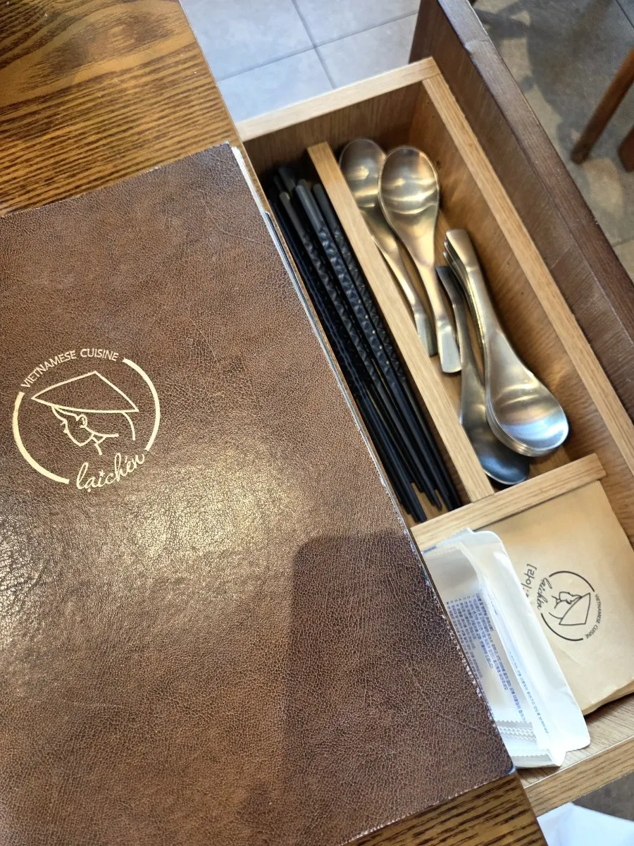 Raichen self-service bar and tableware