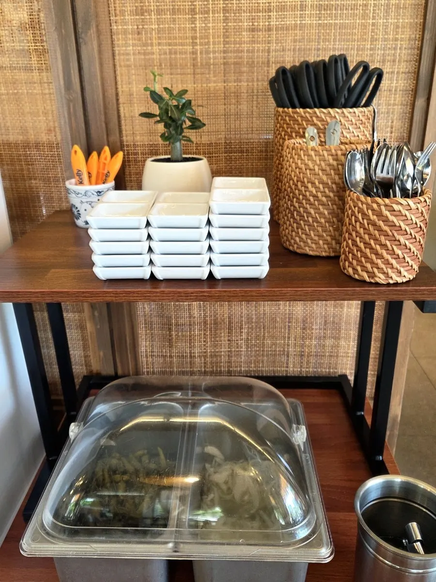 Raichen aprons and self-service bar